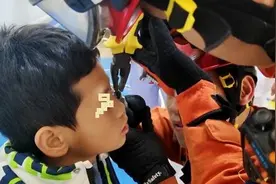 惊险！男孩钓鱼甩钩不慎钩住下眼睑 消防“钳”来救援图片