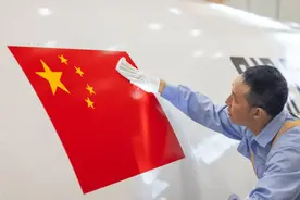 看！国产大飞机C919穿新衣啦图片