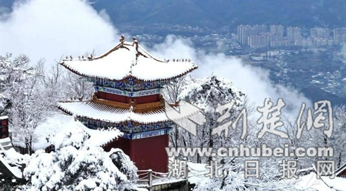 湖北偏头山国家森林公园雪后盛景：云海铺底 金顶耀光