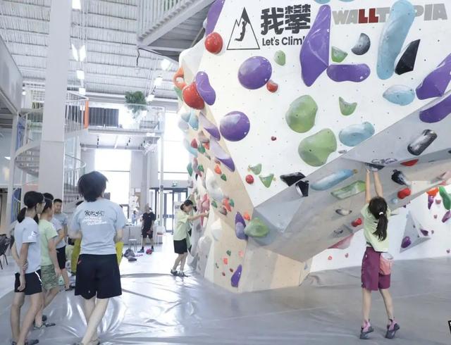 游学不火了，小学生挤进攀岩馆