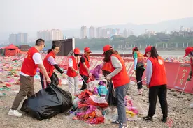 云南景洪：一抹志愿红 扮靓母亲河图片