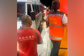 收费站回应“救援队持平江县联系函被收费”：未预约，出于救灾考虑可退费视频封面