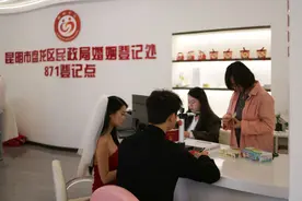 中国年轻人“花式”婚姻登记带火甜蜜经济图片