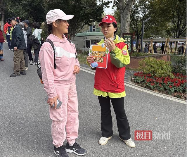 金秋映重阳，志愿暖龟山，武汉文旅志愿者爱心伴老添温情