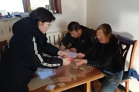 一卡在手，有呼必应——乌兰镇向农牧民递交包联干部服务卡图片