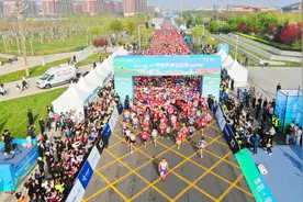 中新天津生态城首届半程马拉松燃情开跑图片