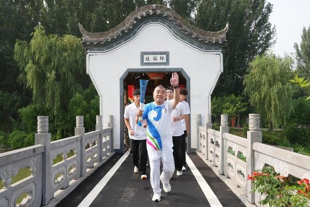 浪溪河畔引“泉炬”！2025济南国际泉水节“泉炬”传递走进平阴洪范泉群