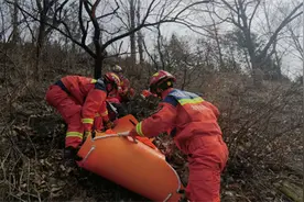 摩托车失控驾驶员被甩下山坡 北京怀柔消防紧急救人图片
