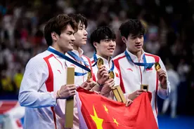 潘展乐交接时落后0.75秒，最后25米超越+0.55秒优势翻盘夺冠！图片