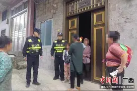 广西靖西7岁女孩独自出门迷路 警员助其回家图片