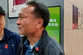 观北京足球名宿永恒记忆展 沈祥福触景生情落了泪图片