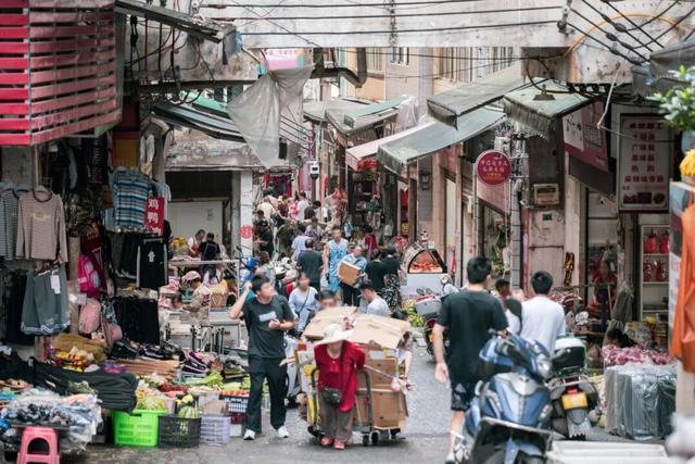这座不卷的“一线城市”，人均自来熟