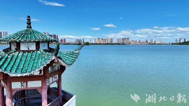 嘉鱼：山水一幅画 城在水一方