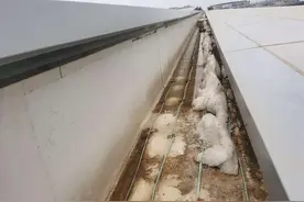 西安机场T5航站楼局部区域为啥漏雨刮风？回应：极端天气大量冰雹堵塞排水槽 已紧急处置图片