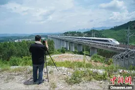 用双脚丈量千山万壑 退伍老兵在广西实现“记者梦”图片