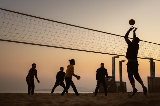 “爱心”树下 暮色醉人