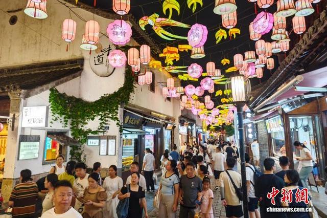 南京城南老街入夜人气旺