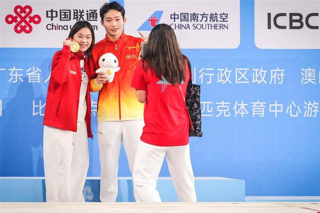 十五运跳水：王宗源男子三米板锁定鄂军开幕后首金 赛后被全红婵借金牌合影