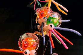 俺村俺家年味浓|“飞天章鱼”气球扮靓古城天空图片