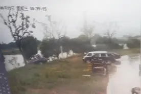 苏州一宾利车无人时离奇下河？当事人回应：车已打捞上岸 还不清楚原因图片