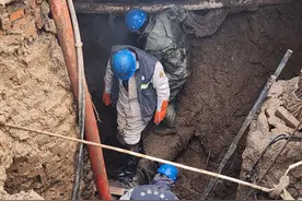 地铁站外“发大水”，多部门紧急抢险确保春节出行安全图片