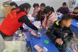 淮安洪泽区：手工粘土 喜迎元旦图片