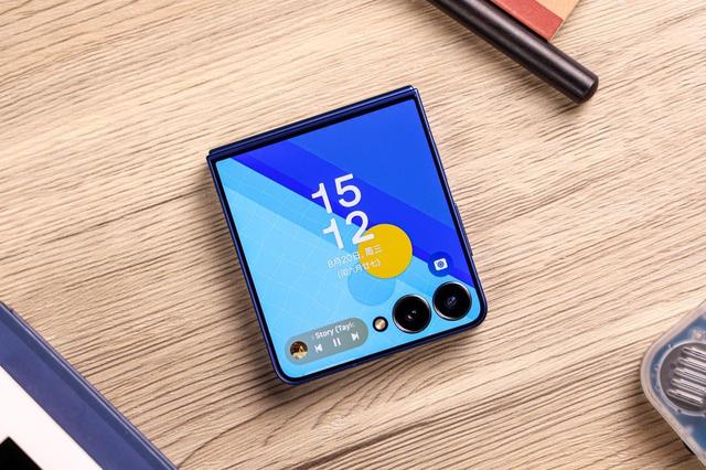 三星Galaxy Z Flip7上手评测：小折叠的新高度，还是熟悉的配方？
