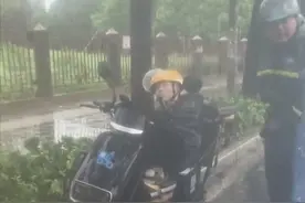 外卖小哥疑劳累过度雨中去世？当事人现身辟谣图片