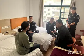 暖心！民警耐心劝导救下自残女子图片