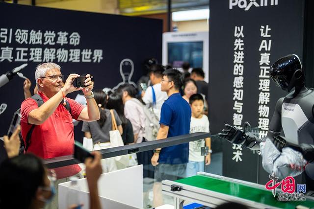 零距离感受中国智造“加速度” 世界机器人大会让外籍观众从震撼到合作