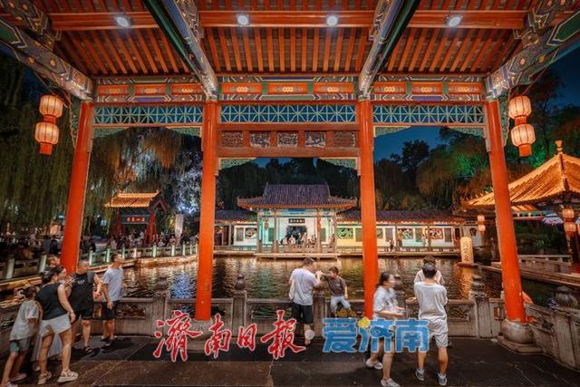 一年四季 泉在济南丨入夜时分游人如织，市民趵突泉畔纳凉成盛景