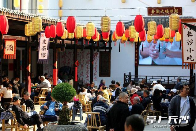 气温回升秋阳灿烂，湖南烈士公园成市民赏秋好去处｜组图