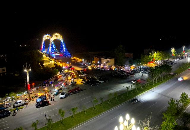 岑巩：网红桥“夜经济”火爆