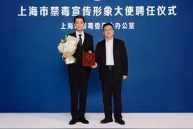 胡歌，有新身份图片