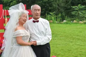 金婚婚纱照 定格“不老爱情”图片