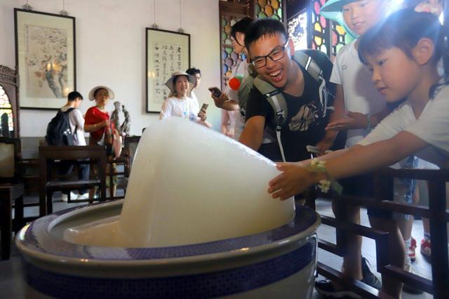江苏苏州：狮子林冰块送“清凉”