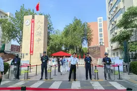 提供暖心伴考服务、家人持向日葵送考，高考首日直击北京多区考点图片