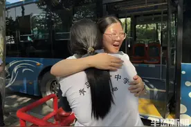 学生作揖谢师，黑板上是他们的“请假条”！首次送考的“90后”老师送别第一批学生图片