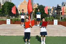 济南高新区奥龙小学举行“父爱如山 感恩永恒”主题升旗仪式图片