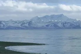 纳木错湖的蓝冰美而壮观！图片