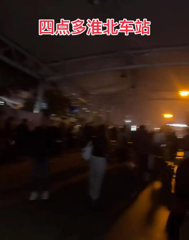 在高速上一动不动，第一批“聪明人”已堵蒙！出行出游牢记“四要”“四不要”——