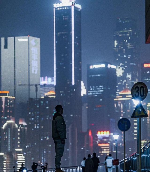 “走，带你去看沿途的风景”——南滨路“踩”城市心跳，用一万步捞同频搭子