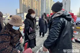 冬游青岛·探大集｜灵山卫大集鲜味十足的背后，是摊主半夜进货、凌晨摆摊图片