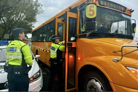 春季开学日，广州交警设置43个查车点严查校车图片