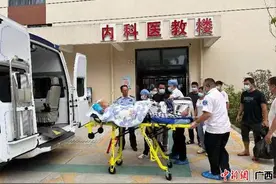 扶绥交警暖心护送重症病患转院治疗图片