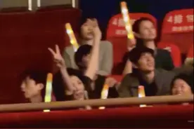 王菲去看女儿演唱会，窦靖童为她唱了这首歌图片