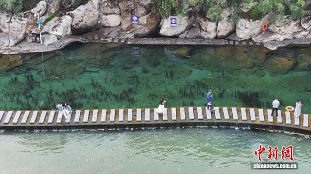 河北峰峰黑龙洞景区现“泾渭分明”景观