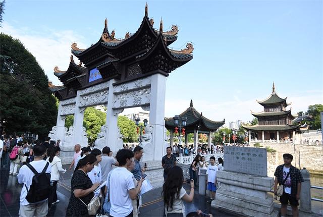 双节同庆迎客170万，南明文旅市场“热”力全开