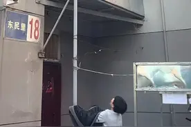 武汉15岁男孩脱衣接住坠楼小猫，当事人：不觉得冷，小猫已被主人接走图片