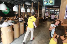 大学生扎堆开启暑假工“副本” 律师提醒：要避开这些“坑”图片